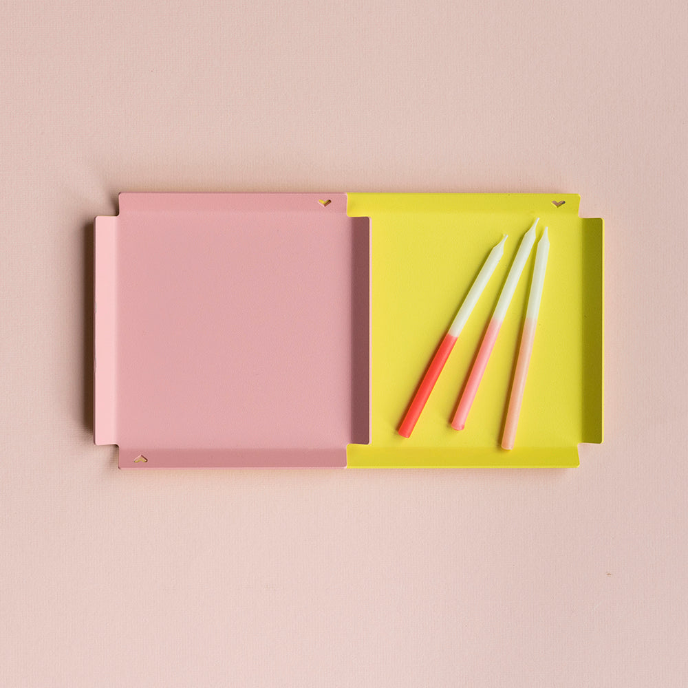 Gele Tray Sweet medium met daar op een roze tray small van Studio Mippe