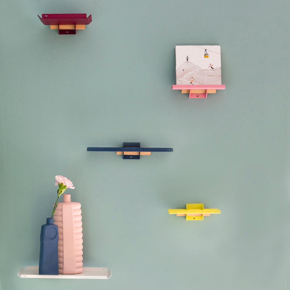 Studio Mippe wand met wandplankjes in verschillende maten en in verschillende kleuren zoals paars roze geel blauw en grijs