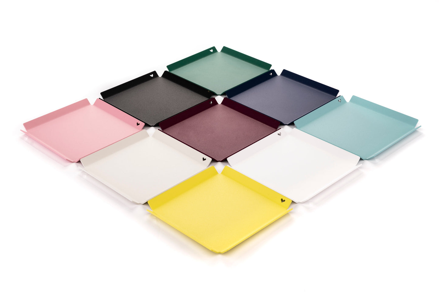 Negen trays small in de verschillende kleuren van Studio Mippe